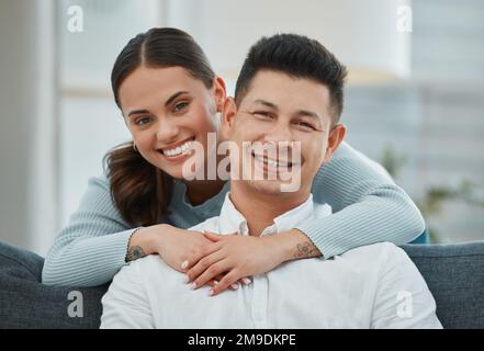 Ich habe den richtigen Lebenspartner gewählt. Ein junges Paar umarmt sich. Stockfoto