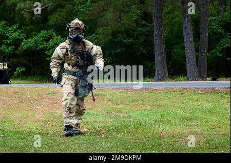 Senior Airman Christian Campbell, 19. Civil Engineer Squadron Sprengstoffbeseitigungstechniker, bewegt sich auf eine simulierte, nicht explodierte Kampfmaschine zu, während ROCKI 22-03 am Little Rock Air Force Base, Arkansas, 17. Mai 2022. Dabei wurden die Spieler beauftragt, ein Kommando- und Kontrollkommando-Element auf eine Hauptoperationsbasis im Zuständigkeitsgebiet Indopazifischer Kommandobereich zu entsenden, um die Mittel der Mobilitäts-Luftwaffe zu befehligen und zu kontrollieren, und zwar nach einem Szenario, das sich vom Aufbau der anfänglichen Einsatzfähigkeit fortentwickelt hat; In einer Umgebung mit eingeschränkter Kommunikation zu arbeiten, Gegenmaßnahmen zu ergreifen. Stockfoto