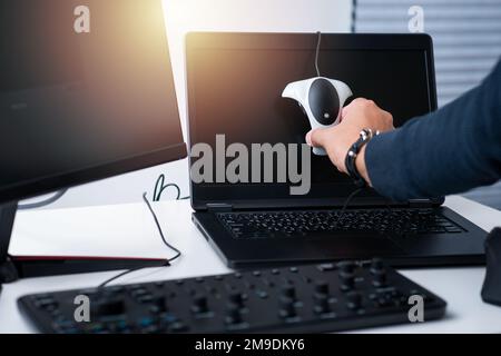 Überwachen Sie die Kalibrierung mithilfe eines externen Kalibrators, um sicherzustellen, dass die Farbe korrekt angezeigt wird. Stockfoto