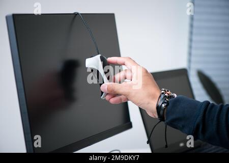 Überwachen Sie die Kalibrierung mithilfe eines externen Kalibrators, um sicherzustellen, dass die Farbe korrekt angezeigt wird. Stockfoto