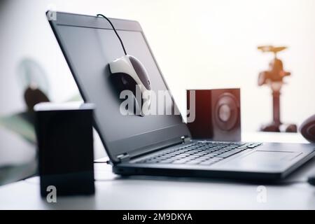 Überwachen Sie die Kalibrierung mithilfe eines externen Kalibrators, um sicherzustellen, dass die Farbe korrekt angezeigt wird. Stockfoto