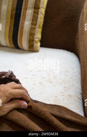 Schimmel unter der Polsterung auf dem alten Sofa. Stockfoto