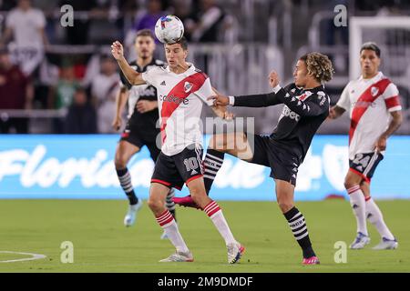 17. Januar 2023: Der Mittelfeldspieler IGNACIO FERNANDEZ (10) von River Plate gegen Vasco da Gama International erhält am 17. Januar 2023 im Exploria Stadium in Orlando, FL, einen Kopfsprung. (Kreditbild: © Cory Knowlton/ZUMA Press Wire) NUR REDAKTIONELLE VERWENDUNG! Nicht für den kommerziellen GEBRAUCH! Stockfoto