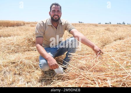 Brot ist Leben! Aus diesem Grund hat USAID ein Pilotprogramm gestartet, das ägyptische Landwirte dabei unterstützen soll, die Verschwendung bei der Weizenproduktion zu reduzieren, wodurch Ägypten ab diesem Jahr Tausende Tonnen Weizen einsparen wird. Durch mehr als 40 Jahre Partnerschaft und mehr als $1,4 Milliarden US-Dollar Unterstützung für den Agrarsektor Ägyptens, die USA Die Regierung steht solidarisch mit dem ägyptischen Volk. Stockfoto