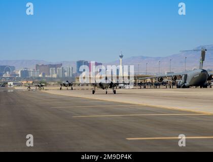 Drei Royal Australian Air Force (RAAF) F-35As und ein F-16 Falcon, die dem 16. Geschwader zugeteilt wurden Air Force Weapons School, Taxis für eine Routine-Trainingsmission am Nellis Air Force Base, Nevada, 17. Mai 2022. Gemeinsame Übungen sind eine Routineübung bei der Nellis AFB, die die Beziehungen zwischen den Vereinigten Staaten und den alliierten Nationen weiter stärkt. Stockfoto