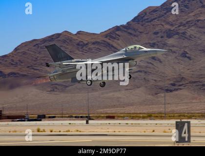 Ein F-16 Falcon, dem 16. Geschwader zugeteilt Air Force Weapons School, startet für eine Routineübungsmission am Nellis Air Force Base, Nevada, 17. Mai 2022. Die F-16 ist ein relativ kostengünstiges, leistungsstarkes Waffensystem für die Vereinigten Staaten und die alliierten Nationen. Stockfoto