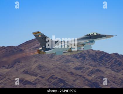Ein F-16 Fighting Falcon, der der 64. Aggressor-Staffel zugeteilt wurde, startet für eine Routine-Trainingsmission am Nellis Air Force Base, Nevada, 17. Mai 2022. Der 64. AGRS betreibt 30 F-16C/M-Flugzeuge, die realistische, für die Bedrohung repräsentative, gegnerische Kräfte für High-End-Schulungen in den USA und der Koalition bereitstellen. Stockfoto