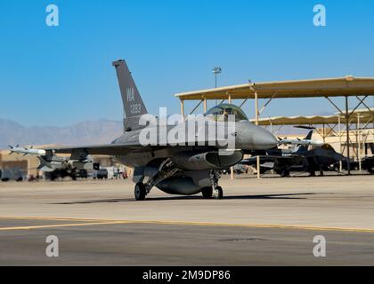 Ein F-16 Falcon, dem 16. Geschwader zugeteilt Air Force Weapons School, Taxis für eine Routine-Trainingsmission am Nellis Air Force Base, Nevada, 17. Mai 2022. Die F-16 ist ein relativ kostengünstiges, leistungsstarkes Waffensystem für die Vereinigten Staaten und die alliierten Nationen. Stockfoto