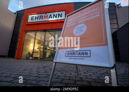 Trier, Deutschland. 11. Januar 2023. Firmenchef Horst Ehrmann steht in seinem Möbelgeschäft in Trier. Seine Möbelgeschäfte in Trier, der Pfalz und Baden sind montags geschlossen. Der Grund dafür sind die gestiegenen Energiekosten