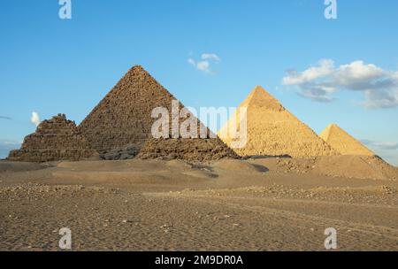 Alle drei wichtigsten Pyramiden von Gizeh. Die Pyramide von Menkaure, Chephren oder Chufu oder Cheops und die Pyramiden der kleinen Königin. Stockfoto