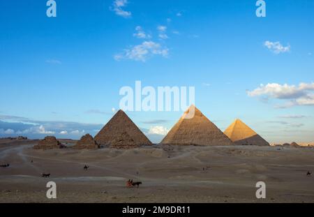 Alle drei wichtigsten Pyramiden von Gizeh. Die Pyramide von Menkaure, Chephren oder Chufu oder Cheops und die Pyramiden der kleinen Königin. Stockfoto