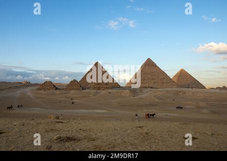 Alle drei wichtigsten Pyramiden von Gizeh. Die Pyramide von Menkaure, Chephren oder Chufu oder Cheops und die Pyramiden der kleinen Königin. Stockfoto