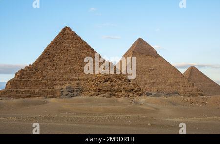 Alle drei wichtigsten Pyramiden von Gizeh. Die Pyramide von Menkaure, Chephren oder Chufu oder Cheops und die Pyramiden der kleinen Königin. Stockfoto