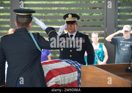 Soldaten der 36. Infanteriedivision salutieren den Sarg der SPC. Daniel George Hegarty wird am 18. Mai 2022 auf dem Central Texas State Veterans Cemetery in Killeen, Texas, zur Ruhe gelegt. Hegarty sollte keine Angehörigen zu seiner Beerdigung schicken, also kam die Gemeinde heraus, um ihnen Respekt zu zollen. Stockfoto