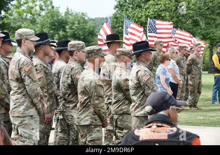 Soldaten, Veteranen und Zivilisten zollen der SPC ihren Respekt. Daniel George Hegarty während seiner Beerdigung auf dem Central Texas State Veterans Cemetery in Killeen, Texas, 18. Mai 2022. Hegarty sollte keine Angehörigen zu seiner Beerdigung schicken, also kam die Gemeinde heraus, um ihnen Respekt zu zollen. Stockfoto