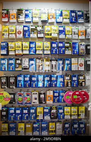 VICHUGA, RUSSLAND - 21. APRIL 2018: Schutzglas und Folien für die Bildschirme von Mobiltelefonen Stockfoto