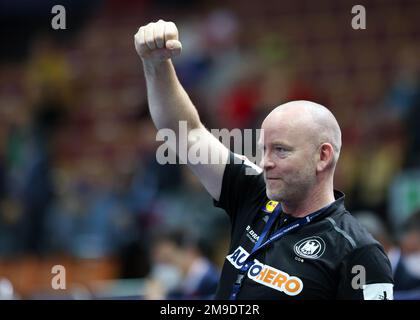 Kattowitz, Polen. 17. Januar 2023. Handball: Weltmeisterschaft, Algerien - Deutschland, Vorrunde, Gruppe E, Spieltag 3 bei Spodek Katowice. Der deutsche Physiotherapeut Dennis Finke Prost. Kredit: Jan Woitas/dpa/Alamy Live News Stockfoto