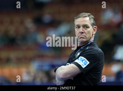 Kattowitz, Polen. 17. Januar 2023. Handball: Weltmeisterschaft, Algerien - Deutschland, Vorrunde, Gruppe E, Spieltag 3 bei Spodek Katowice. Deutschlands Trainer Alfred Gislason schaut sich das Spiel an. Kredit: Jan Woitas/dpa/Alamy Live News Stockfoto