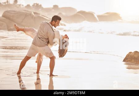 Du bist mein Tanzpartner für immer. Ein junges Paar, das am Strand tanzt. Stockfoto