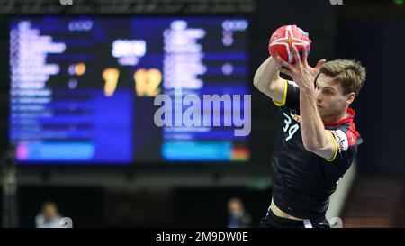 Kattowitz, Polen. 17. Januar 2023. Handball: Weltmeisterschaft, Algerien - Deutschland, Vorrunde, Gruppe E, Spieltag 3 bei Spodek Katowice. Der deutsche Spieler Rune Dahmke wirft. Kredit: Jan Woitas/dpa/Alamy Live News Stockfoto