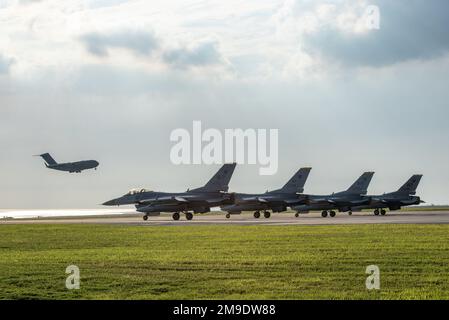 F-16 Kampffalken der 80. Kampfgeschwader parken am Ende der Landebahn am Kadena Air Base, Japan, 18. Mai 2022. Die 8. Operations Group stellt die US-amerikanischen Indo-Pacific Command mit kontinuierlichen und unübertroffenen Fähigkeiten in den Bereichen Luft, Weltraum und Cyberspace, um regionale Stabilität und Sicherheit zu gewährleisten. Stockfoto