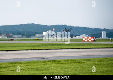 Ein F-16 Fighting Falcon vom 80. Kampfgeschwader startet vom Kadena Air Base, Japan, 18. Mai 2022. Eine F-16 kann jederzeit Gegenlufteinsätze, Luftsperrungen, geschlossene Luftunterstützung und vorwärtsgerichtete Luftsteuerungseinsätze durchführen. Stockfoto