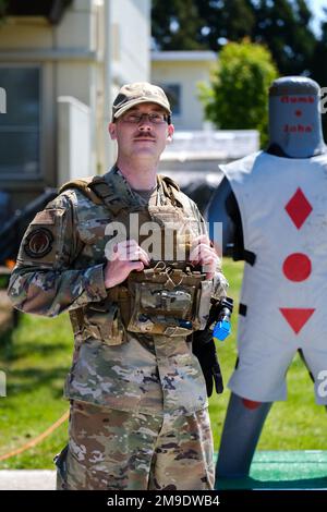 Tsgt Josiah Brodsky, 35 Sicherheitskräfte-Mitglied, steht vor "Numb John", dem Taser-Demonstrations-Dummy, auf der Polizeiwoche 2022 Static Display-Veranstaltung auf dem Misawa Air Base, Japan am 18. Mai 2022. Stockfoto