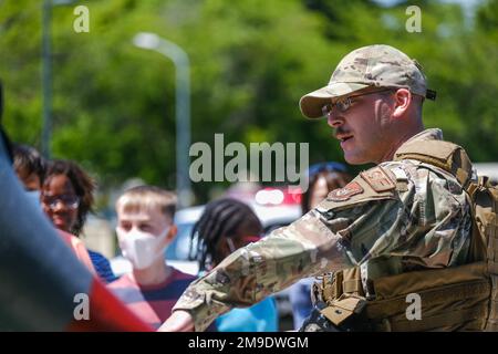 TSgt Josiah Brodsky, 35. Sicherheitskräfte-Mitglied, führt am 18. Mai 2022 eine Taser-Demonstration auf der Polizeiwoche 2022 statisches Schauspiel auf der Misawa Air Base, Japan, durch. Stockfoto