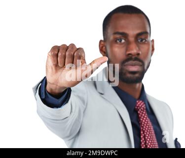 Porträt, Daumen hoch oder Gebärdensprache mit einem schwarzen Geschäftsmann im Studio isoliert auf weißem Hintergrund. Hand, Geste und Entscheidung bei einem Mann Stockfoto