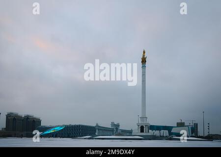 Moderne architektonische urbanistische Stadt Astana. Futuristische Gebäude, Pyramiden, Moschee der Nachtstadt, nur-Sultan, Astana, Kasachstan. Hochwertiges Foto Stockfoto