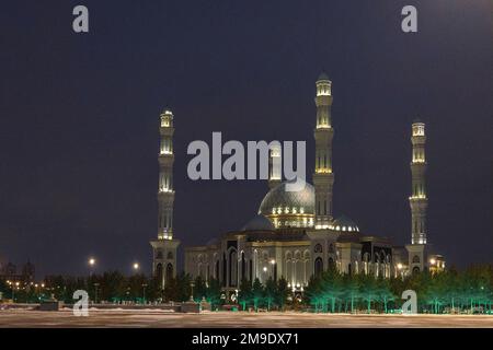 Panoramablick auf die schneeweiße moderne Hazaret Sultan Moschee bei Nacht, nur-Sultan, Astana, Kasachstan. Hochwertiges Foto Stockfoto