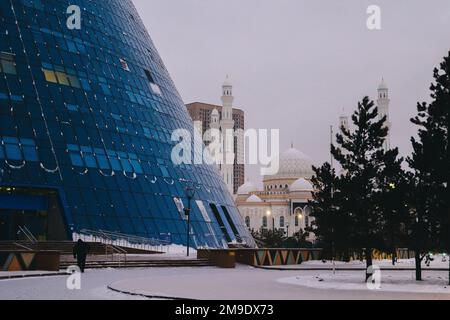 Moderne architektonische urbanistische Stadt Astana. Futuristische Gebäude, Pyramiden, Moschee der Nachtstadt, nur-Sultan, Astana, Kasachstan. Hochwertiges Foto Stockfoto