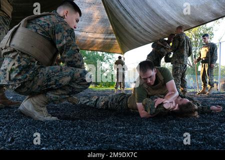 Shawn P. Coover (Mitte rechts), Martial Arts Instructor des Marine Corps, zusammen mit der II Marine Expeditionary Force Information Group, unterrichtet Studenten während eines Martial Arts Program (MCMAP) Kurses auf Camp Lejeune, North Carolina, am 18. Mai 2022. Das Ziel von MCMAP ist es, die moralische, mentale und physische Widerstandsfähigkeit einzelner Marines und letztlich der Einheit als Ganzes zu entwickeln. II MEF, II MIG, MCMAP, Marine Corps, Marines, Stockfoto