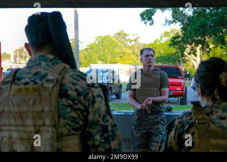 Shawn P. Coover, Martial Arts Instructor des Martial Arts Instructor des Martial Arts des U.S. Marine Corps, mit der II Marine Expeditionary Force Information Group, unterrichtet Studenten während eines Martial Arts Program (MCMAP) Kurses auf Camp Lejeune, North Carolina, am 18. Mai 2022. Das Ziel von MCMAP ist es, die moralische, mentale und physische Widerstandsfähigkeit einzelner Marines und letztlich der Einheit als Ganzes zu entwickeln. II MEF, II MIG, MCMAP, Marine Corps, Marines, Stockfoto