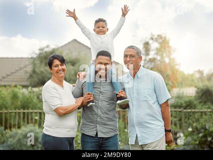 Die Liebe, die zählt. Eine Familie, die im Garten steht. Stockfoto