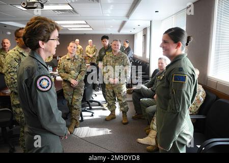 Alaska Air National Guard Major Tracy Pumford, 168. Wing KC-135 Pilot, Wing Plans und Executive Officer, wird mit einer US-amerikanischen Kommandeur als Star-Performer anerkannt General der Luftwaffe Jacqueline D. Van Ovost, Commander, USA Transportkommando Stockfoto