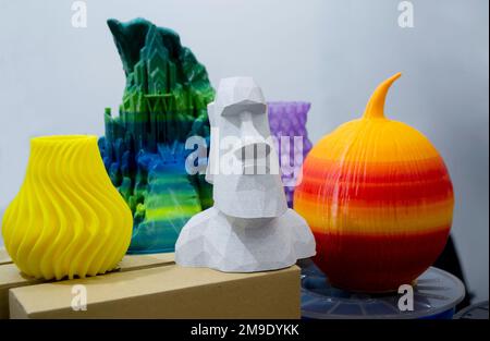 Mehrere verschiedene abstrakte mehrfarbige Modelle, die auf einem 3D-Drucker auf dem Tisch gedruckt wurden Stockfoto