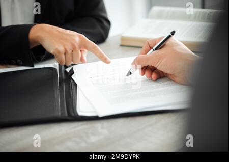 Die sollten das Grundstück sichern. Ein Anwalt, der einem Klienten hilft, einen Vertrag zu unterzeichnen. Stockfoto