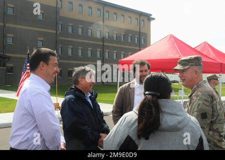 USA General Darrell Guthrie, Commanding General, 88. Readiness Division und Fort McCoys Senior Commander, spricht vor der Zeremonie zum Schneiden von Bändern der Transient Training Barracks im Fort Wisconsin am 18. Mai 2022 mit Vertretern und Mitarbeitern der Armee und des Bundes. Diese Kaserne ist die zweite permanente Kaserne, die seit mehr als 80 Jahren in der Geschichte von Fort McCoy auf der Anlage errichtet wurde. Stockfoto