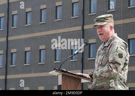 USA General Darrell Guthrie, Kommandant General, 88. Bereitschaftsabteilung und Fort McCoys Oberbefehlshaber, hält während der Zeremonie zum Schneiden von Bändern in den Transient Training Barracks am 18. Mai 2022 im Fort Wisconsin eine Rede. Diese Kaserne ist die zweite permanente Kaserne, die seit mehr als 80 Jahren in der Geschichte von Fort McCoy auf der Anlage errichtet wurde. Stockfoto