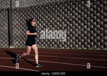 Tech Sgt. Shelly Pavcik, 911. Maintenance Squadron Aircraft Structural Technician, führt einen Meilenlauf im Rahmen der Murph Challenge an der Pittsburgh International Airport Air Reserve Station, Pennsylvania, 18. Mai 2022 durch. Die Murph Challenge ist eine Workout-Herausforderung zu Ehren von LT. Michael P. Murphy, einem Navy SEAL- und Ehrenmedaillengewinner, der am 28. Juni 2005 im Einsatz getötet wurde. Sie besteht aus einem Meilenlauf, 100 Liegestützen, 200 situps, 300 Squats und einem weiteren Meilenlauf mit einer 20 kg schweren Weste. Stockfoto