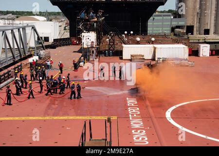 Studenten des Maritime Incident Response Team (MIRT) des Hafens von Virginia löschen einen Schulungssimulator auf dem Cockpit an Bord der USNS Montford Point (T-ESD 1). Die Schulung war Teil eines einwöchigen MIRT-Symposiums, bei dem mehr als 120 Feuerwehrleute aus verschiedenen Ländern in der Region zusammenkamen, um auf Seeunfälle zu reagieren. Stockfoto