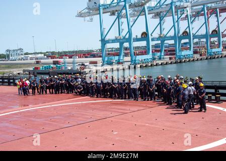 Studenten des Maritime Incident Response Team (MIRT) des Hafens von Virginia posieren für ein Foto an Bord der USNS Montford Point (T-ESD 1), nachdem sie an einer Feuerwehrschulung teilgenommen haben. Die Schulung war Teil eines einwöchigen MIRT-Symposiums, bei dem mehr als 120 Schüler aus verschiedenen Ländern und mit unterschiedlichem Hintergrund bei der Brandbekämpfung einen Übungssimulator an Bord des Expeditionsschiffs simulierten. Stockfoto