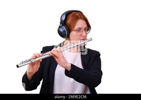 Ein Musiklehrer führt eine Lektion über das Spielen eines Musikinstruments über das Internet durch, isoliert auf weißem Hintergrund. Flötenunterricht online und online m Stockfoto