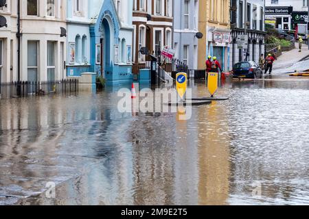 Die Feuerwehr pumpt das Hochwasser aus Haushalten und Unternehmen nach starken Regenfällen in der Stadt Hastings ab und schließt das Einkaufszentrum Priory Meadow Stockfoto