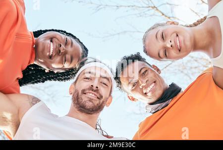 Der einzige Weg von hier ist nach oben. Aufnahme aus dem unteren Winkel einer vielfältigen Gruppe von Freunden, die nach dem Workout zusammengekuschelt stehen. Stockfoto