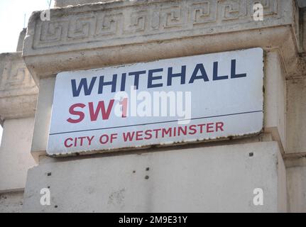 Aktenfoto vom 13.05/15, mit einer allgemeinen Ansicht des Schildes von Whitehall in London. Eine "inakzeptable" Verzögerung bei der Durchführung wichtiger Sicherheitskontrollen von Regierungsbeamten behindert die unerlässliche nationale Sicherheitsarbeit, warnte der Ausgabenbeobachter Whitehall. Der National Audit Office (NAO) erklärte, dass die Leistung der zuständigen Kabinettsbehörde seit ihrer Gründung im Jahr 2017 auf das schlechteste Niveau zurückgegangen sei. Ausgabedatum: Mittwoch, 18. Januar 2023. Stockfoto