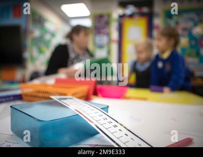 Dateifoto von 27/11 2019 Schulkindern während eines EYFS-Kurses (Early years Foundation Stage) an einer Grundschule in Yorkshire. Die Staats- und Regierungschefs der Union werden mit dem Bildungsminister zu Gesprächen zusammentreffen, um sieben Tage Streik über das Lehrergehalt abzuwenden. Ausgabedatum: Mittwoch, 18. Januar 2023. Stockfoto