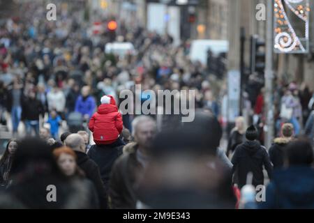 Aktenfoto vom 17.12/ 2017 von Käufern in der Buchanan Street im Stadtzentrum von Glasgow. Energiesparende Käufer, die Airfryer und beheizte Wäschelüfter aufsetzten, trugen dazu bei, schottische Einzelhändler zu ihrer besten monatlichen Leistung in zwei Jahrzehnten zu bewegen. Ausgabedatum: Mittwoch, 18. Januar 2023. Stockfoto