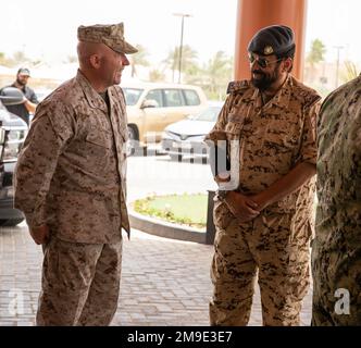 MANAMA, Bahrain (18. Mai 2022) USA Marinebrücke General Farrell Sullivan, kommandierender General der Task Force 51/5. Marine Expeditionary Brigade, und Generalmajor Munther Majed Nasser Al-Khalifa, assistierender Befehlshaber der Royal Bahrain Air Force for Maintenance & Logistics, sprechen bei einem wichtigen Führungseinsatz, der Übung Neon Defender 22 in Bahrain im Mai 18 abschloss. Neon Defender ist eine jährliche bilaterale Schulungsveranstaltung zwischen den USA Marinestreitkräfte Zentralkommando und Bahrain. Die Übung konzentriert sich auf die maritime Sicherheit, die Installationsverteidigung und die medizinische Reaktion. Stockfoto